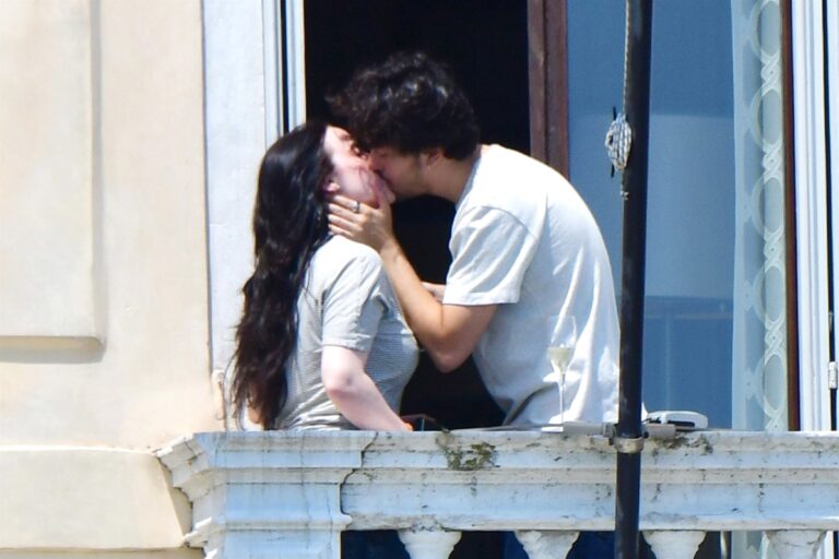 Billie Eilish & Nat Wolff kiss